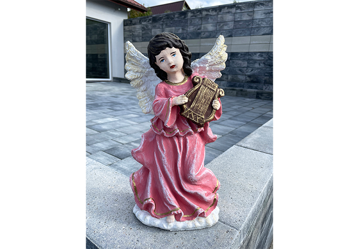 figura anioła z harfą