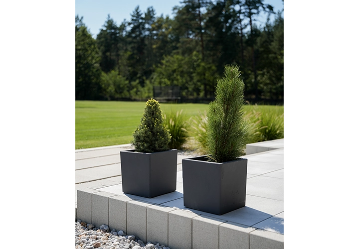 doniczka z betonu w ogrodzie