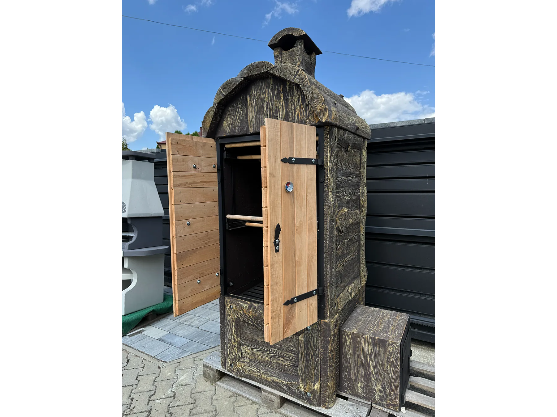 duża wędzarnia ogrodowa