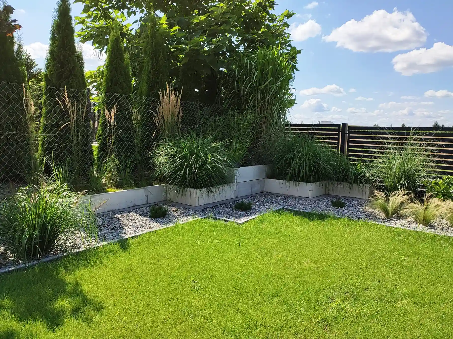 nowoczesna rabata w ogrodzie