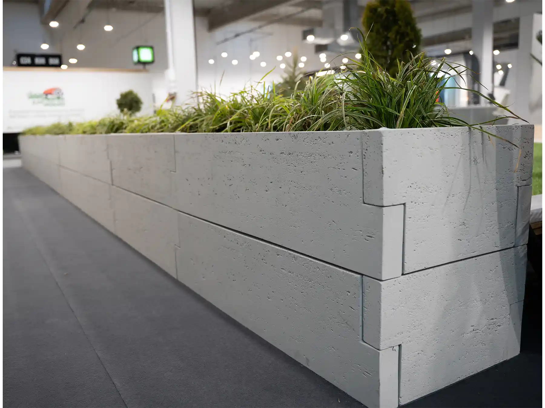 podwyższone donice betonowe trawertyn