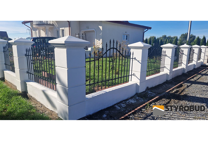 Słupek ogrodzeniowy boniowany