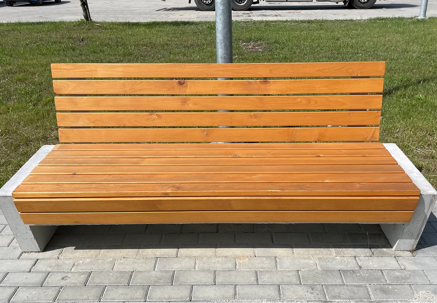 ławka betonowa z drewnianym oparciem