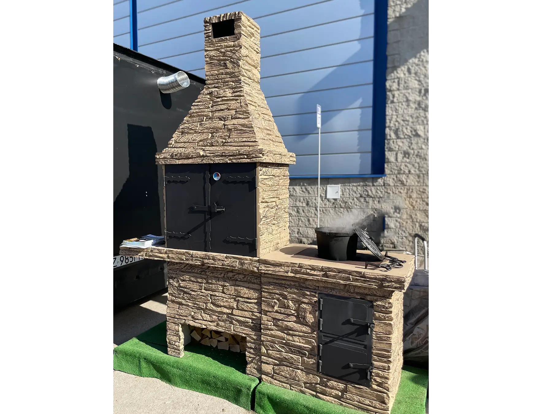 grill z wędzarnią i kociołkiem