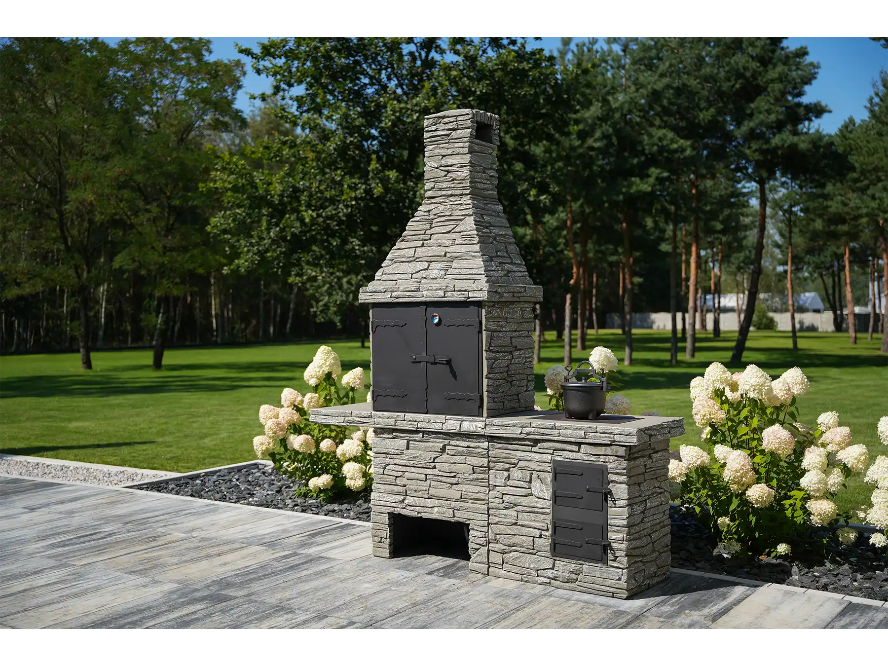 grill z wędzarnią i kociołkiem