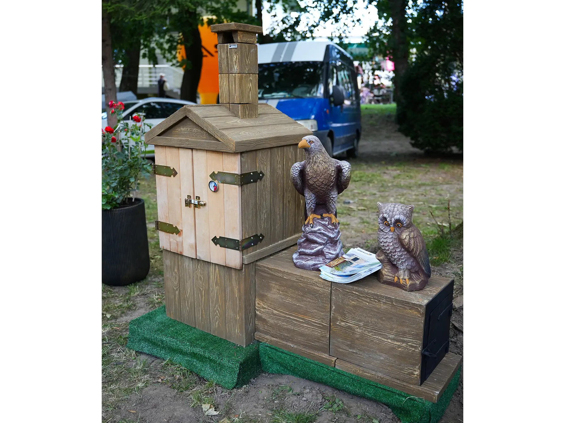 mała kompaktowa wędzarnia ogrodowa