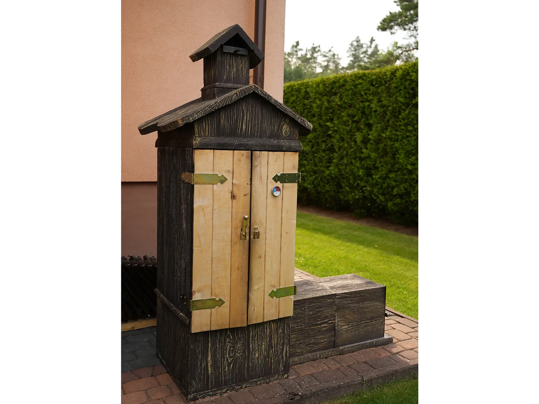 wędzarnia betonowa w ogrodzie