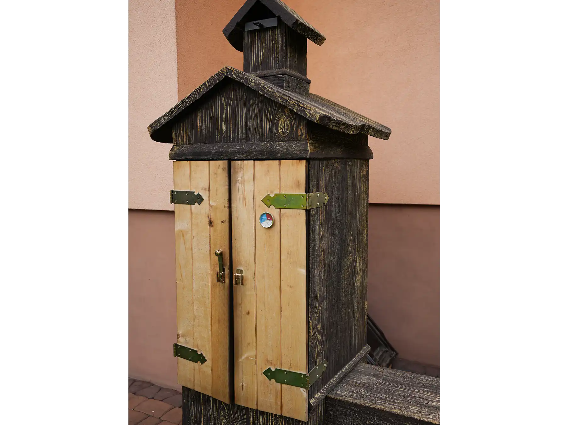 wędzarnia betonowa o imitacji drewna