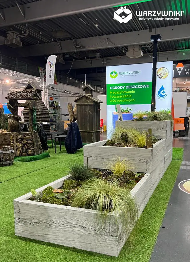 ogród deszczowy w skrzyni betonowej o imitacji deski