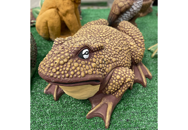 ropucha figura z betonu