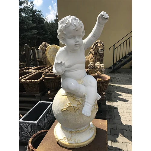 figura betonowa anioła na kuli