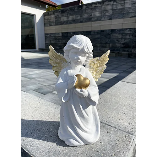 aniołek trzymający serce