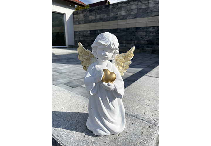 aniołek trzymający serce