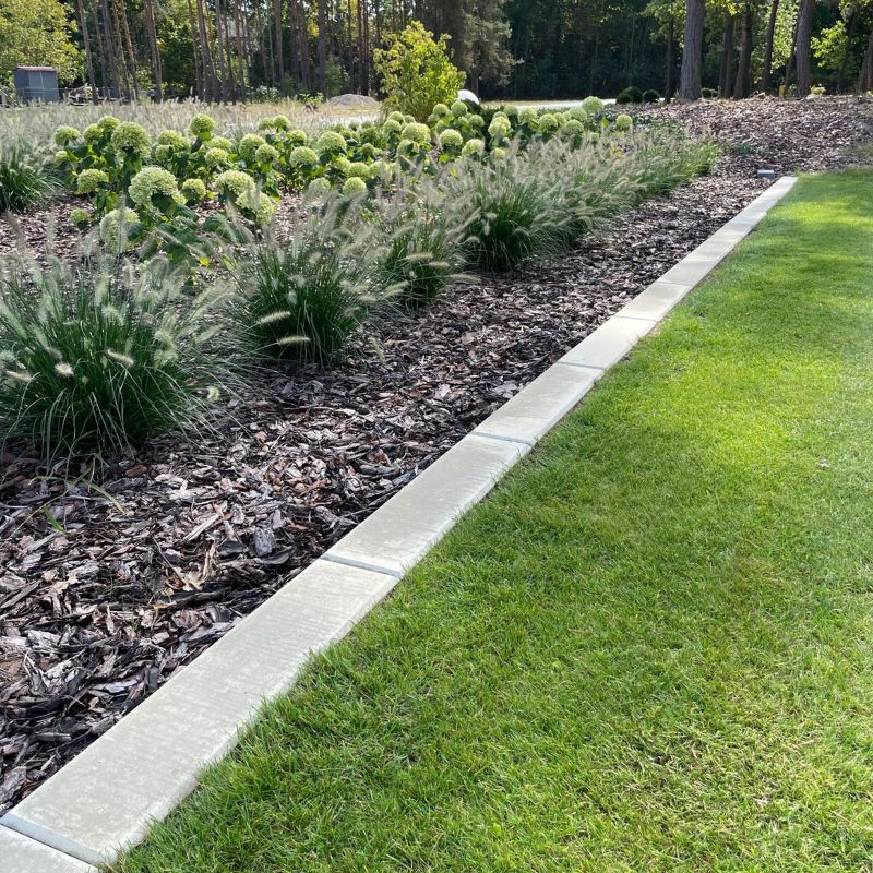 estetyczne odgrodzenie trawnika od rabaty kwiatowej