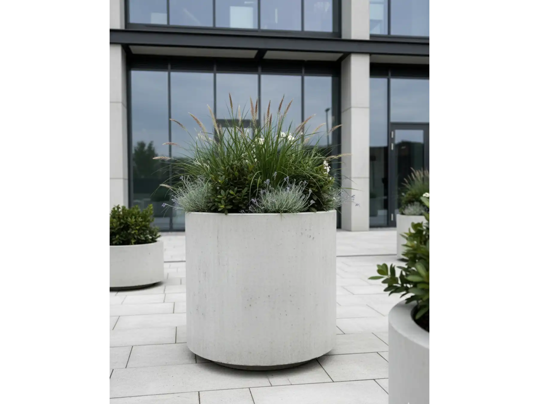 duża donica betonowa miejska