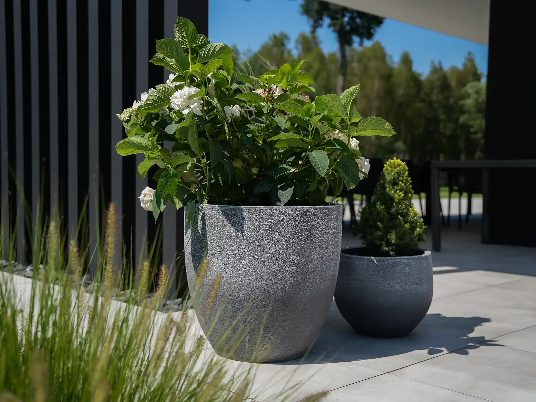 duża donica betonowa do ogrodu