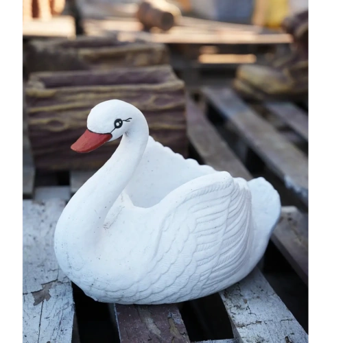 figura ogrodowa łabędź