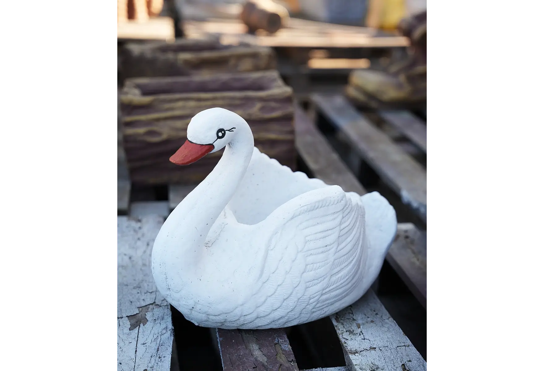 figura ogrodowa łabędź