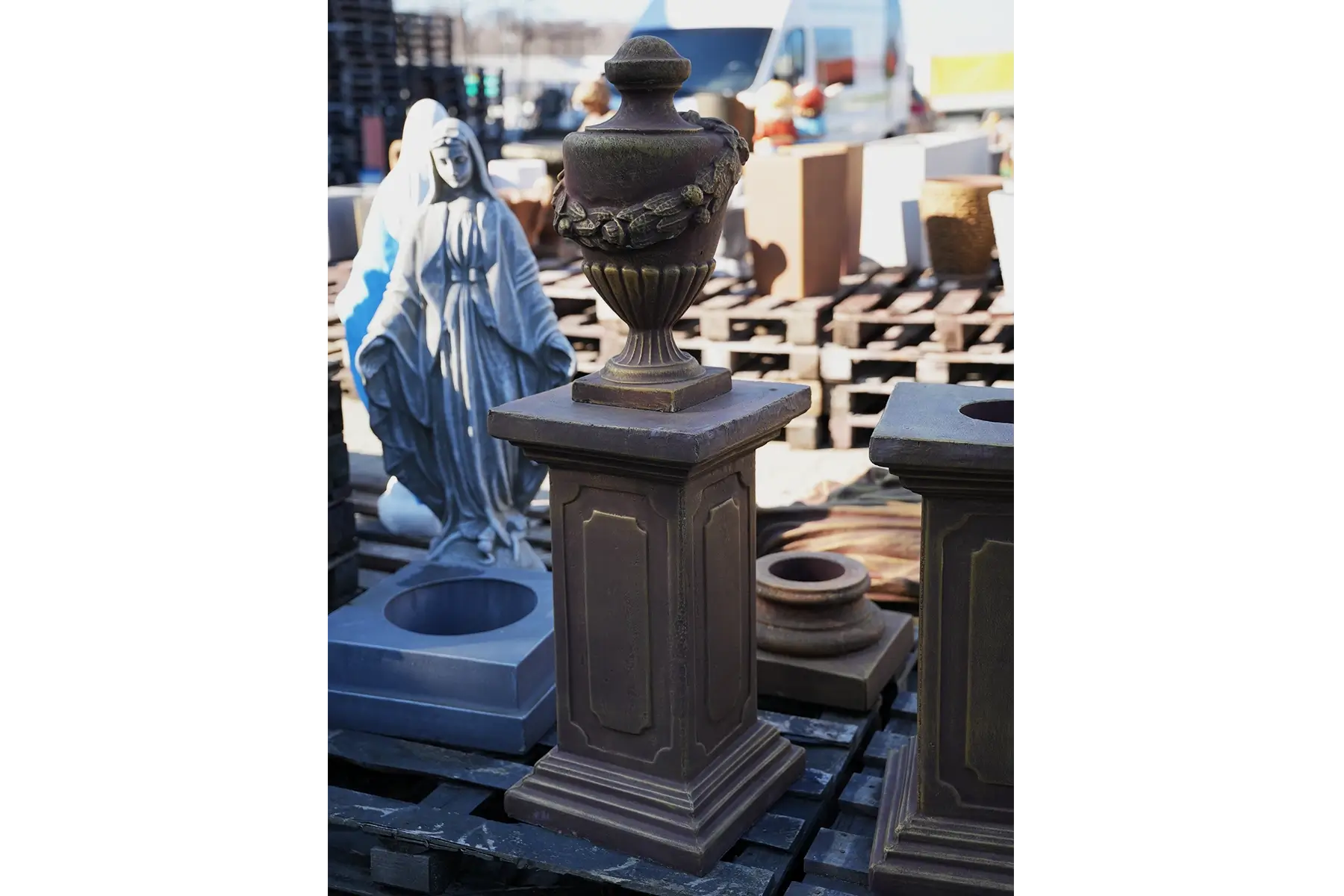 figura betonowa puchar