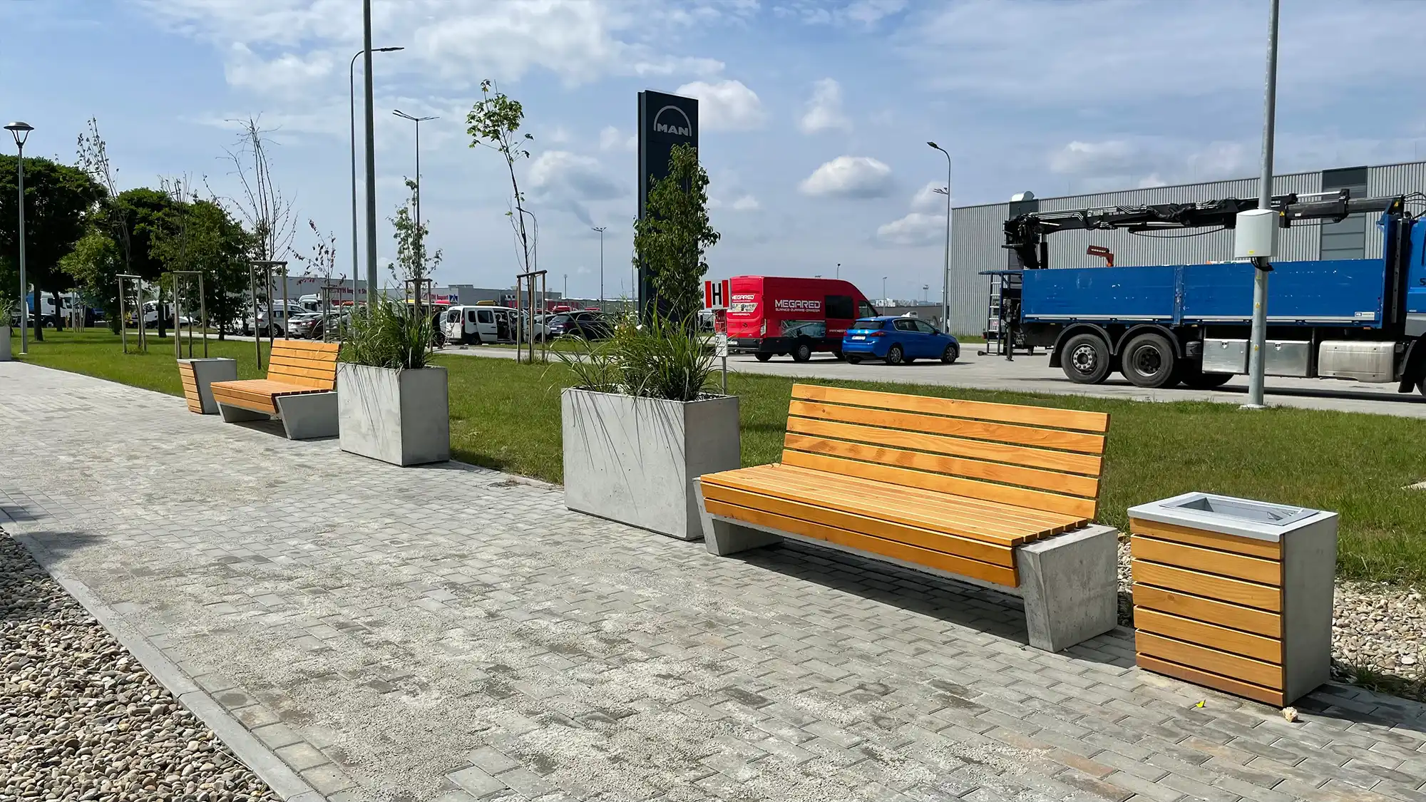 ławka betonowa i kosz na śmieci okuta drewnianym obiciem